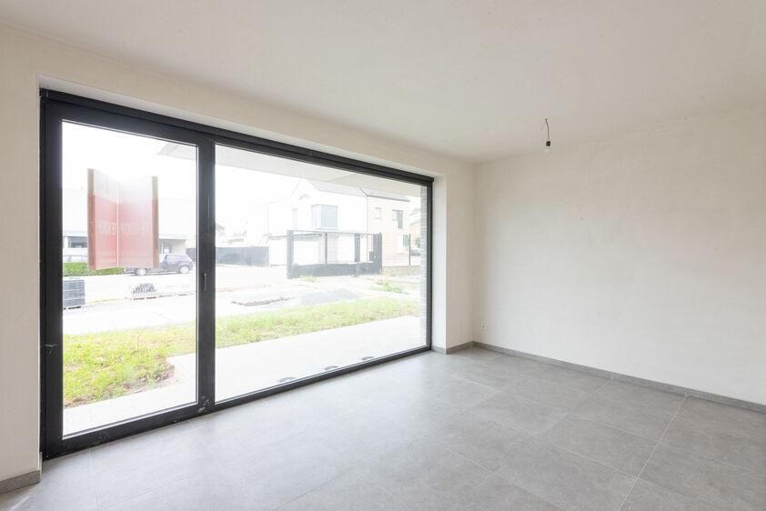 RIEMST - ZICHEN-ZUSSEN-BOLDER Visésteenweg 219. Residentie Renart: 12 state-of-te-art appartementen met comfort, afwerking en uitzonderlijke oppervlaktes als grootste troef. Elk appartement beschikt over 2 of 3 riante terrassen. Parkeerplaats bij te kope