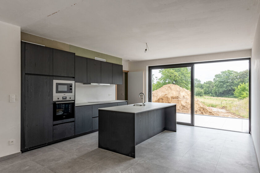 RIEMST - ZICHEN-ZUSSEN-BOLDER Visésteenweg 219. Residentie Renart: 12 state-of-te-art appartementen met comfort, afwerking en uitzonderlijke oppervlaktes als grootste troef. Elk appartement beschikt over 2 of 3 riante terrassen. Parkeerplaats bij te kope