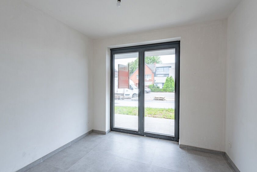 RIEMST - ZICHEN-ZUSSEN-BOLDER Visésteenweg 219. Residentie Renart: 12 state-of-te-art appartementen met comfort, afwerking en uitzonderlijke oppervlaktes als grootste troef. Elk appartement beschikt over 2 of 3 riante terrassen. Parkeerplaats bij te kope