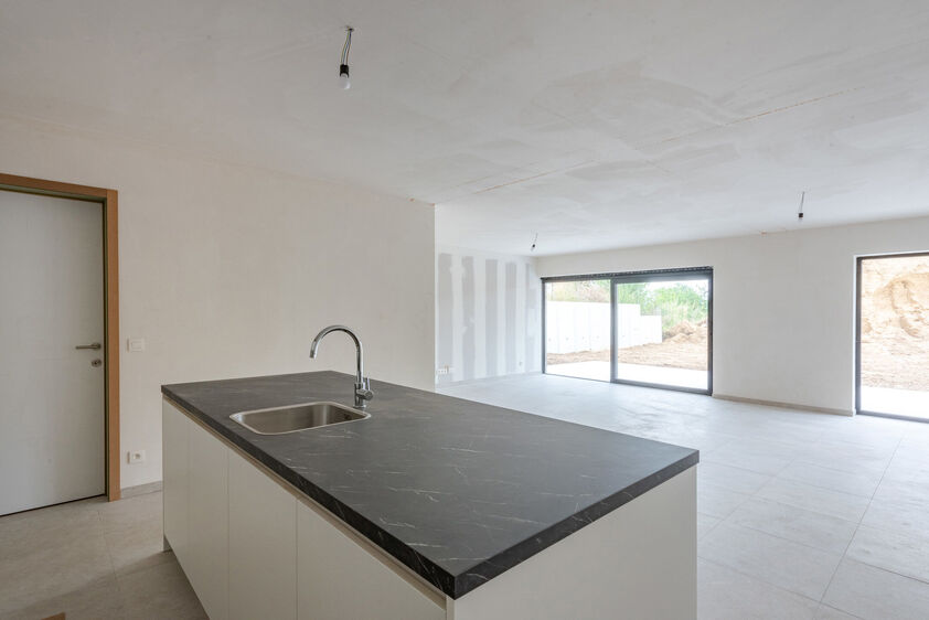 RIEMST - ZICHEN-ZUSSEN-BOLDER Visésteenweg 219. Residentie Renart: 12 state-of-te-art appartementen met comfort, afwerking en uitzonderlijke oppervlaktes als grootste troef. Elk appartement beschikt over 2 of 3 riante terrassen. Parkeerplaats bij te kope