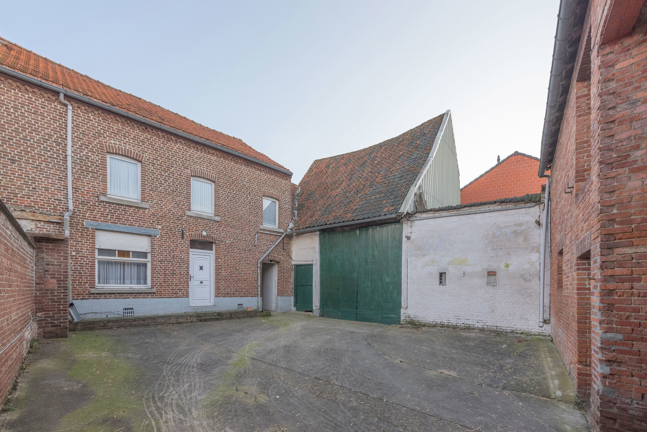 RIEMST - VLIJTINGEN Ophemmerstraat 8. Authentieke, te renoveren boerderij met charmante schuur en bijkomende stallen op een perceel van 11a95ca. - EPC: 1078 kWh/m2. Stedenb. inl. in aanvraag. - P: D, G: D. Vraagprijs: 189.000 k.k.