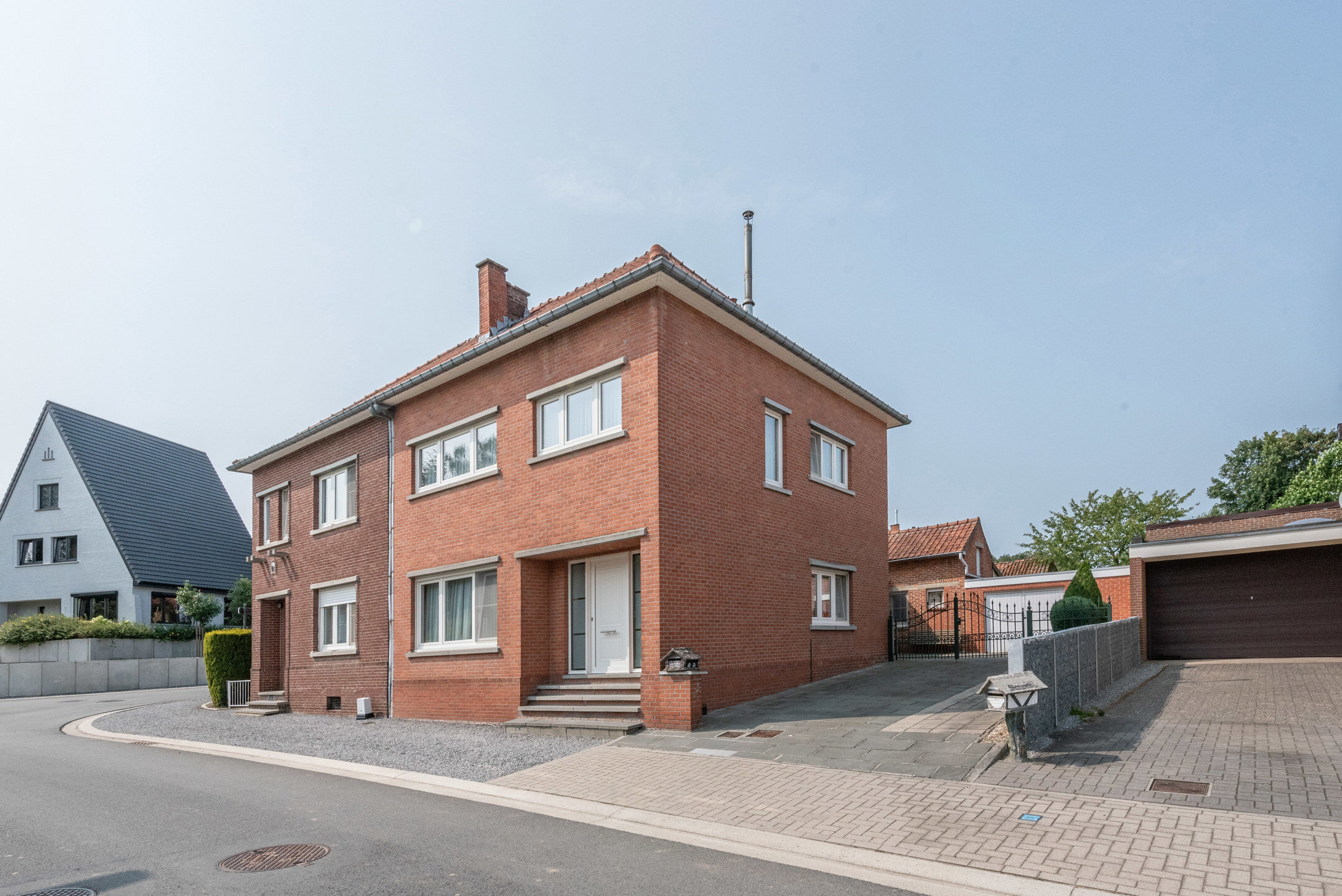 HOESELT Alt-Hoeselt Sint-Lambertusstraat 5a. Halfopen gezinswoning met 3 slaapkamers en een inpandige garage. Woonopp: 190m2, perceelopp. 5a63ca.- EPC: 294 kWh/m2. - Stedenb. inl. in aanvraag. - P: B, G: B. Vraagprijs: € 295.000 k.k.