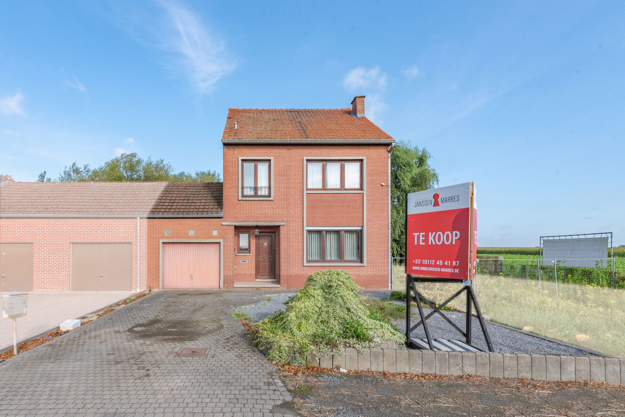 RIEMST Maastrichtersteenweg 57. Landelijk gelegen ééngezinswoning te Riemst op een perceel van 3a85ca. 3 Slaapkamers en inpandige garage. Woonopp: 156m2. - EPC: 664 kWh/m2. - Wglk, Vg, Gmo, Gvv, Gvk. - P:B, G:A. Vraagprijs: € 209.000 k.k.