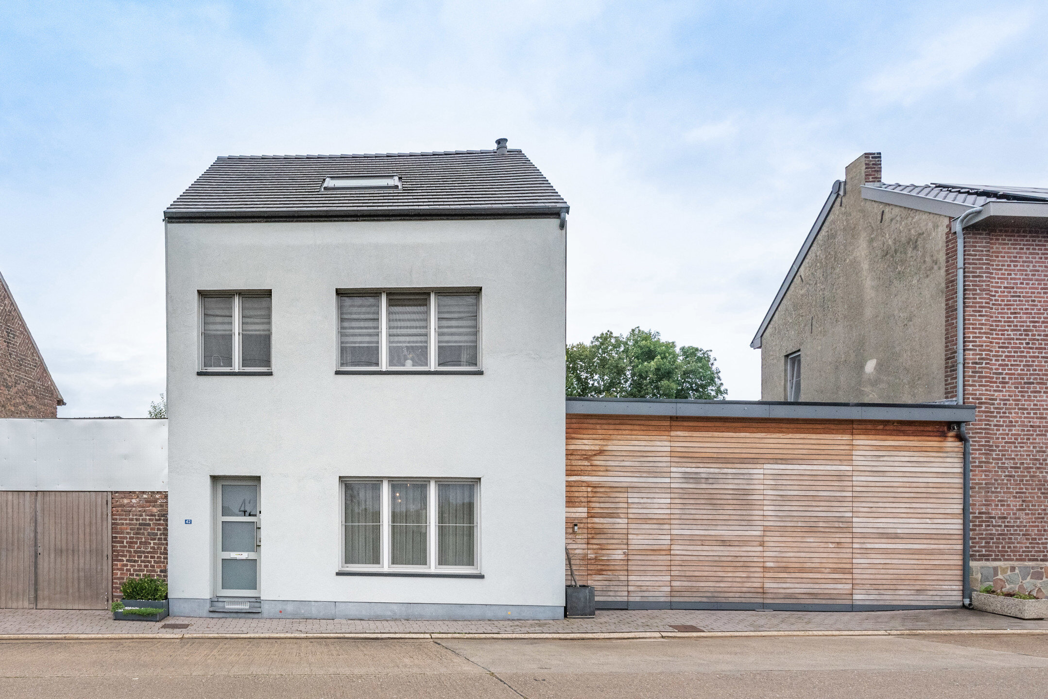 BILZEN - SPOUWEN Keistraat 42. Stijlvol afgewerkte gezinswoning met 178m2 woonopp + royale werkplaats van 186m2. 3 Slaapk + 3 badk. Perceelopp 4a23ca. - EPC: 219 kWh/m2. - Wg, Vg, Gmo, Gvk, Gvv. - P: A, G: A. Vraagprijs: € 529.000 k.k.