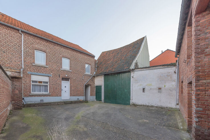 RIEMST - VLIJTINGEN Ophemmerstraat 8. Authentieke, te renoveren boerderij met charmante schuur en bijkomende stallen op een perceel van 11a95ca. - EPC: 1078 kWh/m2. Stedenb. inl. in aanvraag. - P: D, G: D. Vraagprijs: 189.000 k.k.