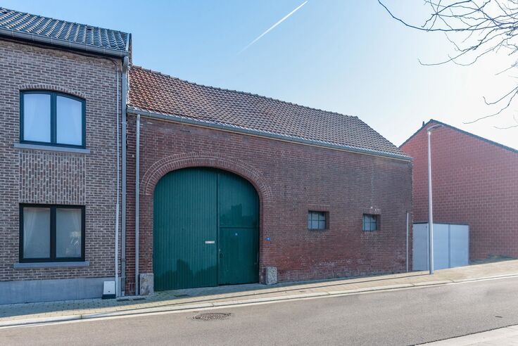 RIEMST - VLIJTINGEN Ophemmerstraat 8. Authentieke, te renoveren boerderij met charmante schuur en bijkomende stallen op een perceel van 11a95ca. - EPC: 1078 kWh/m2. Stedenb. inl. in aanvraag. - P: D, G: D. Vraagprijs: 189.000 k.k.