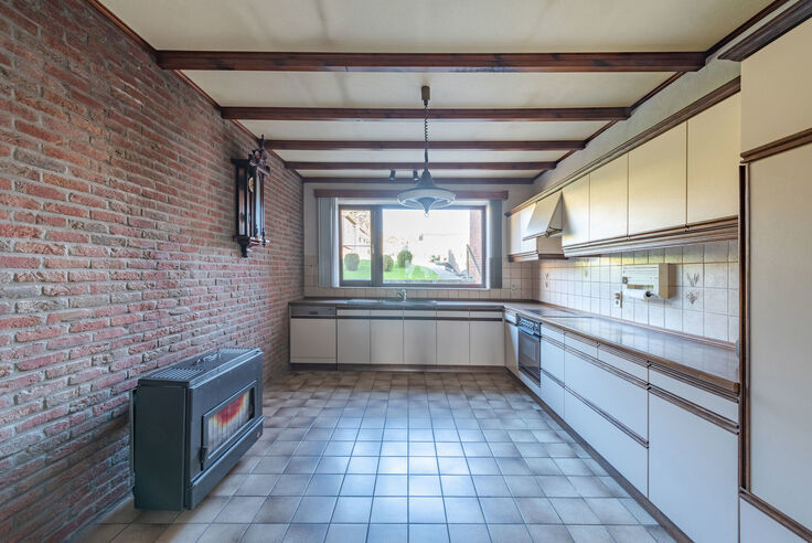 RIEMST - KANNE Bovenstraat 71. Charmante gezinswoning met 3 slpk, badkamer en garage op 4a95ca in de pittoreske kern van Kanne. - EPC: 569 kWh/m2. - Stedenb. inl. in aanvraag. - P: A, G: A. Vraagprijs: € 235.000 k.k.