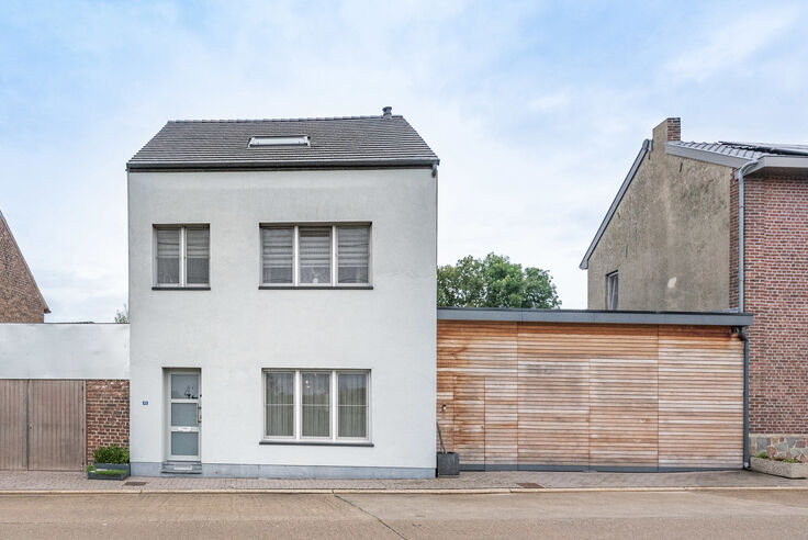 BILZEN - SPOUWEN Keistraat 42. Stijlvol afgewerkte gezinswoning met 178m2 woonopp + royale werkplaats van 186m2. 3 Slaapk + 3 badk. Perceelopp 4a23ca. - EPC: 219 kWh/m2. - Wg, Vg, Gmo, Gvk, Gvv. - P: A, G: A. Vraagprijs: € 529.000 k.k.