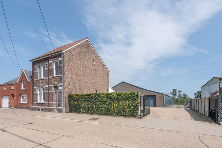 RIEMST - MILLEN Peperstraat 10. Sfeervolle gezinswoning met achtergelegen loodsen van 345m2 in de rustige dorpskern. Perceelopp 13a39ca. - EPC: 424 kWh/m2. - Stedenb. inl. in aanvraag - P: C-A, G: C-A. Vraagprijs: 590.000 k.k.