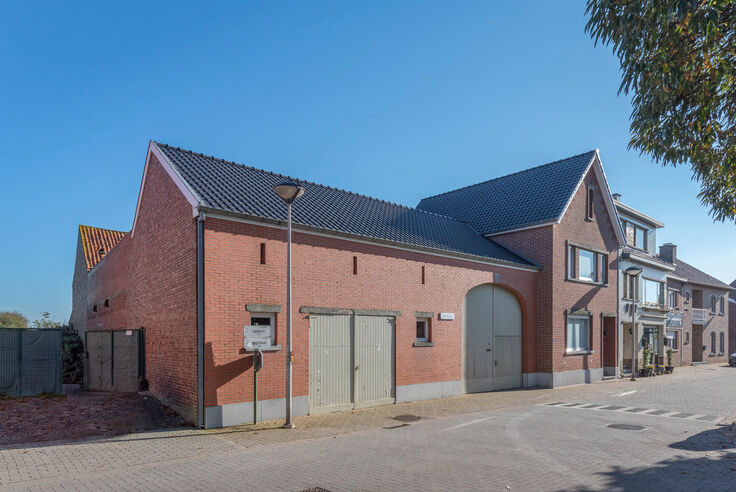 RIEMST - VLIJTINGEN Smisstraat 2. Charmante, te renoveren vierkantshoeve van in totaal 700m2 met 2 garages en bijkomende stallen op een perceel van 12a00ca. - EPC: 744 kWh/m2. - Wg, Gvg, Gmo, Gvk, Gvv. - P: C, G: C. Vraagprijs: 349.000 k.k.