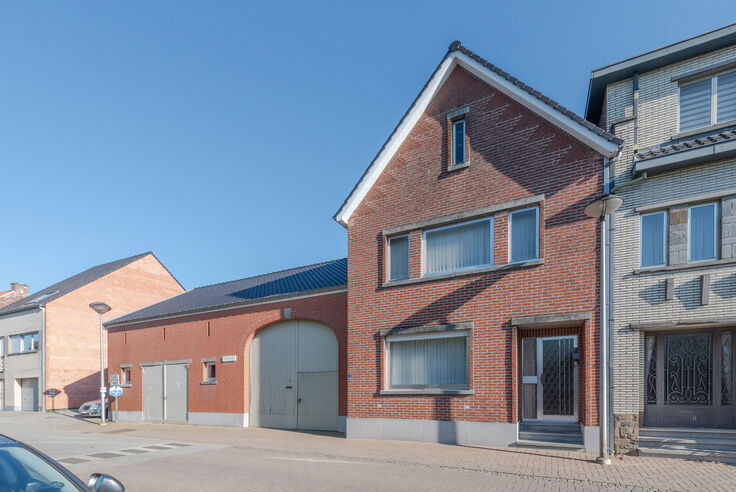 RIEMST - VLIJTINGEN Smisstraat 2. Charmante, te renoveren vierkantshoeve van in totaal 700m2 met 2 garages en bijkomende stallen op een perceel van 12a00ca. - EPC: 744 kWh/m2. - Wg, Gvg, Gmo, Gvk, Gvv. - P: C, G: C. Vraagprijs: 349.000 k.k.