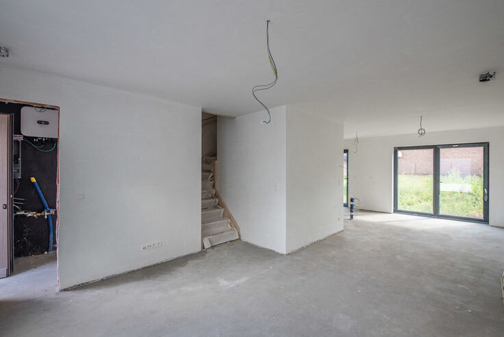 RIEMST - ZICHEN-ZUSSEN-BOLDER Wonckerweg 2. Halfvrijstaande nieuwbouwwoning (6% BTW onder voorwaarden) waar tijdloze architectuur en hedendaags comfort perfect samengaan. 3 Slaapkamers. Woonopp: 135m2, perceelopp: 193m2. - E: 10. - Wg, Vg, Gmo, Gvk, Gvv. 