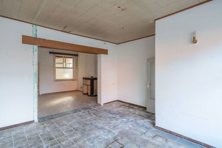 RIEMST - VLIJTINGEN Ophemmerstraat 4, Riant, te renoveren woonhuis + naastgelegen schuur met garage en gastenverblijf. 5 slpk, 229m2 woonopp. - EPC: 1061 kWh/m2. - Wg, Gvg, Gmo, Gvk, Gvv. - P: D, G: D. Vraagprijs: 149.000 k.k.