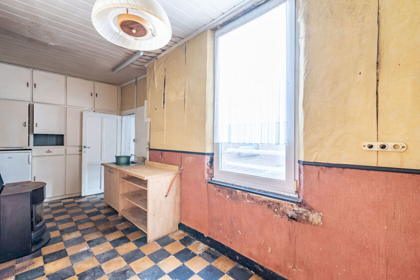 RIEMST - VLIJTINGEN Ophemmerstraat 8. Authentieke, te renoveren boerderij met charmante schuur en bijkomende stallen op een perceel van 11a95ca. - EPC: 1078 kWh/m2. Stedenb. inl. in aanvraag. - P: D, G: D. Vraagprijs: 189.000 k.k.