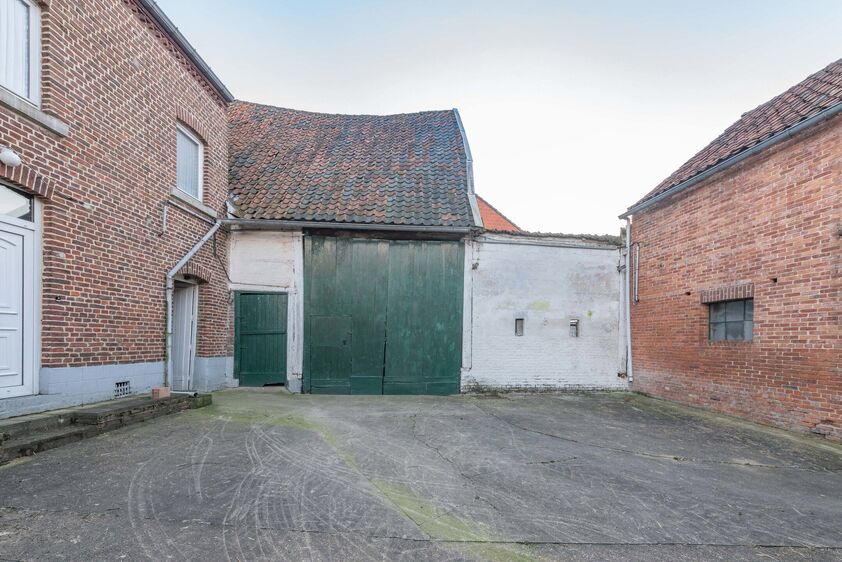 RIEMST - VLIJTINGEN Ophemmerstraat 8. Authentieke, te renoveren boerderij met charmante schuur en bijkomende stallen op een perceel van 11a95ca. - EPC: 1078 kWh/m2. Stedenb. inl. in aanvraag. - P: D, G: D. Vraagprijs: 189.000 k.k.