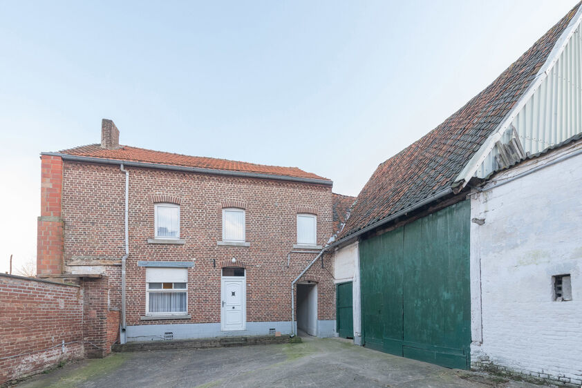 RIEMST - VLIJTINGEN Ophemmerstraat 8. Authentieke, te renoveren boerderij met charmante schuur en bijkomende stallen op een perceel van 11a95ca. - EPC: 1078 kWh/m2. Stedenb. inl. in aanvraag. - P: D, G: D. Vraagprijs: 189.000 k.k.