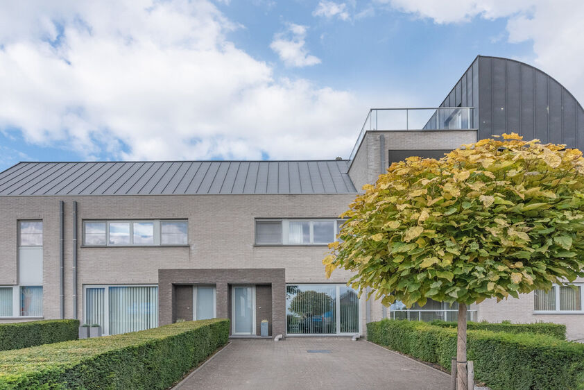 RIEMST - HERDEREN  Tongersesteenweg 130A. Instapklare gezinswoning met 4 slaapkamers, 2 inpand. parkeerplaatsen en gezellige tuin met terrassen. - EPC: 118 kWh/m2. - Stedenb. inl. in aanvraag. - P: A, G: A. Vraagprijs: 375.000 k.k.