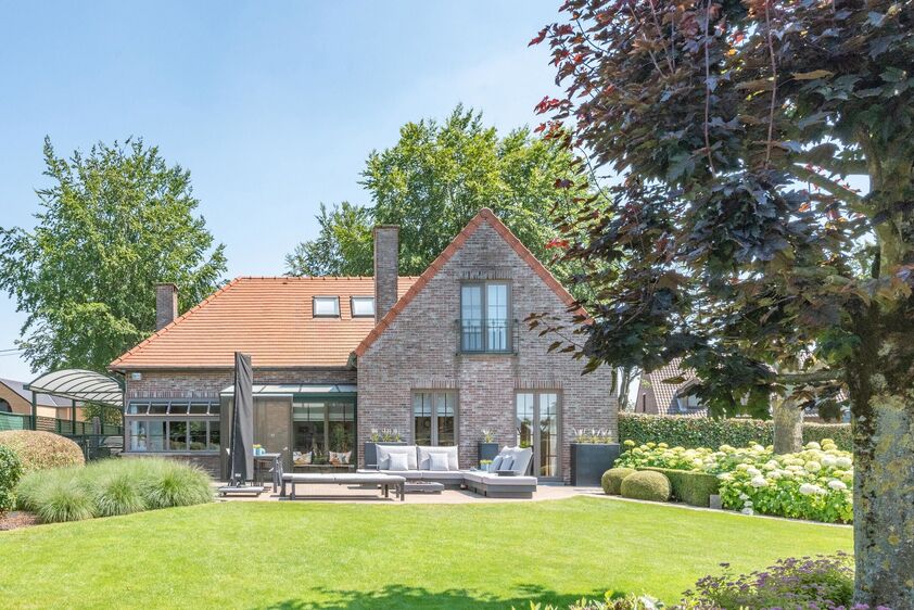 RIEMST - VLIJTINGEN. Mgr. Simenonlaan 13. Royale, en uitstekend onderhouden gezinswoning op een rustig gelegen perceel van 8a16ca. 232m2 woonopp, 3 Slpk, 2 badk, dubbele garage. - EPC: 285 kWh/m2 - Vg, Wg, Gmo, Gvk, Gvv. - P: A, G: A. Vraagprijs: € 565.