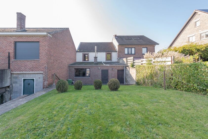 RIEMST - KANNE Bovenstraat 71. Charmante gezinswoning met 3 slpk, badkamer en garage op 4a95ca in de pittoreske kern van Kanne. - EPC: 569 kWh/m2. - Stedenb. inl. in aanvraag. - P: A, G: A. Vraagprijs: € 235.000 k.k.