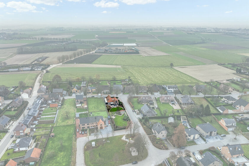 RIEMST - VLIJTINGEN. Mgr. Simenonlaan 13. Royale, en uitstekend onderhouden gezinswoning op een rustig gelegen perceel van 8a16ca. 232m2 woonopp, 3 Slpk, 2 badk, dubbele garage. - EPC: 285 kWh/m2 - Vg, Wg, Gmo, Gvk, Gvv. - P: A, G: A. Vraagprijs: € 565.