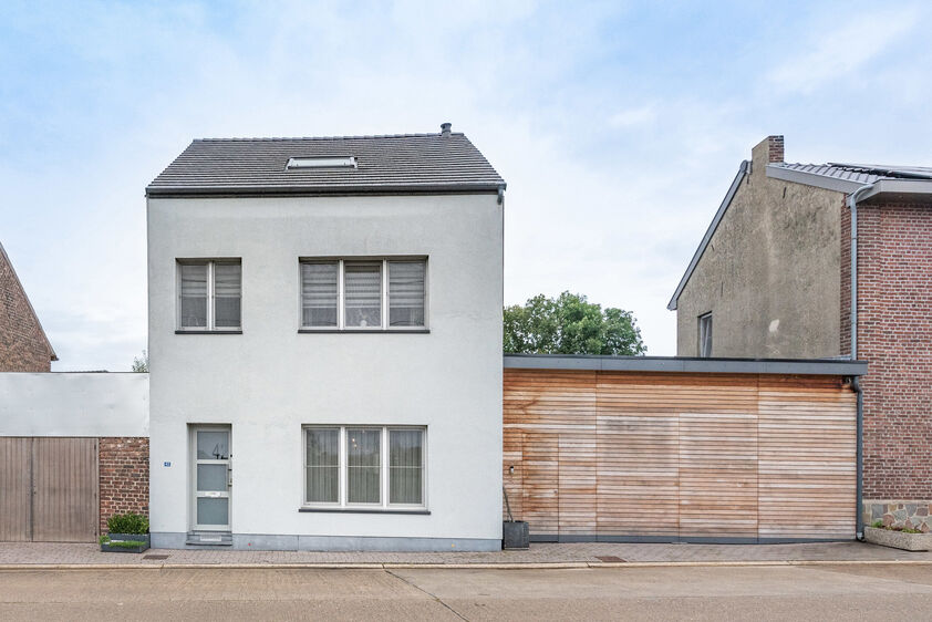 BILZEN - SPOUWEN Keistraat 42. Stijlvol afgewerkte gezinswoning met 178m2 woonopp + royale werkplaats van 186m2. 3 Slaapk + 3 badk. Perceelopp 4a23ca. - EPC: 219 kWh/m2. - Wg, Vg, Gmo, Gvk, Gvv. - P: A, G: A. Vraagprijs: € 529.000 k.k.