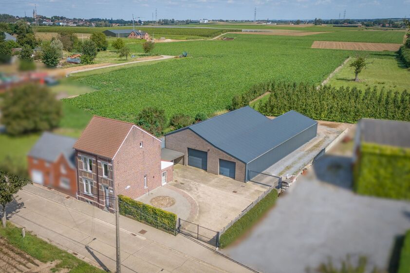 RIEMST - MILLEN Peperstraat 10. Sfeervolle gezinswoning met achtergelegen loodsen van 345m2 in de rustige dorpskern. Perceelopp 13a39ca. - EPC: 424 kWh/m2. - Stedenb. inl. in aanvraag - P: C-A, G: C-A. Vraagprijs: 590.000 k.k.