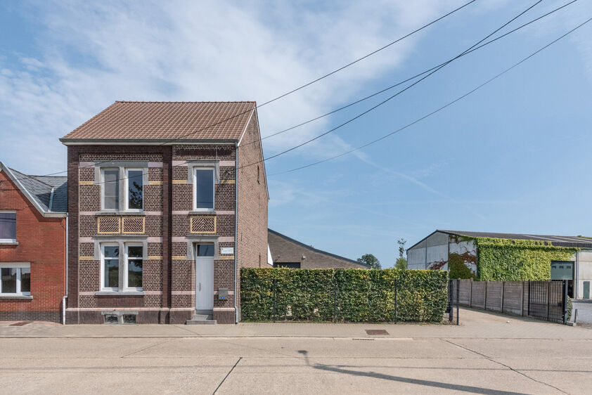 RIEMST - MILLEN Peperstraat 10. Sfeervolle gezinswoning met achtergelegen loodsen van 345m2 in de rustige dorpskern. Perceelopp 13a39ca. - EPC: 424 kWh/m2. - Stedenb. inl. in aanvraag - P: C-A, G: C-A. Vraagprijs: 590.000 k.k.