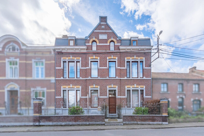 BASSENGE Glons - Rue Lulay 8. Monumentale én duurzaam gerenoveerde herenwoning in het centrum van Glons. 3 slaapkamers, 1 badkamer en 249m2 woonopp. - EPC: 184 kWh/m2 - Stedenb. inl. in aanvraag. - P: - -