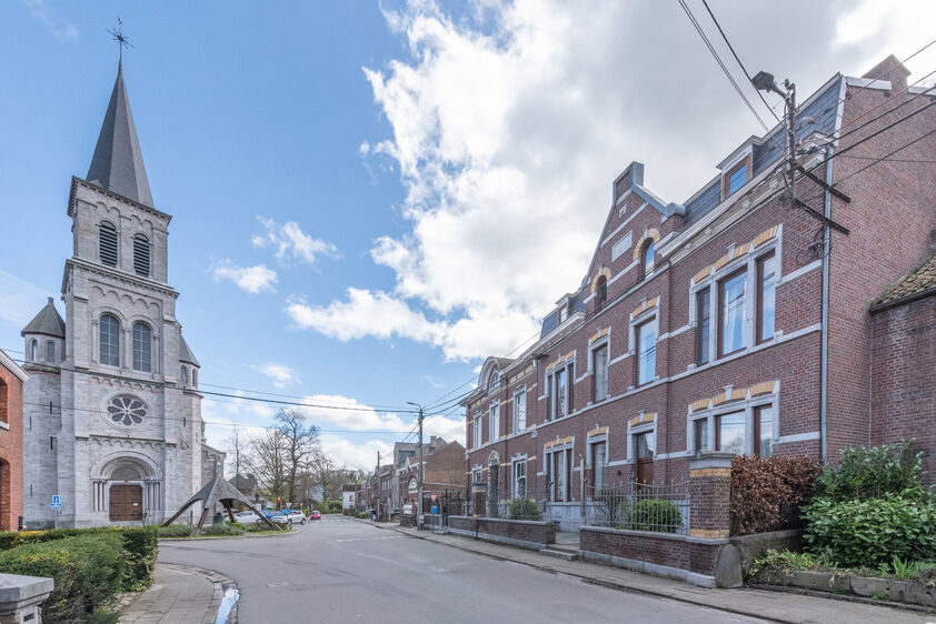 BASSENGE Glons - Rue Lulay 8. Monumentale én duurzaam gerenoveerde herenwoning in het centrum van Glons. 3 slaapkamers, 1 badkamer en 249m2 woonopp. - EPC: 184 kWh/m2 - Stedenb. inl. in aanvraag. - P: - -