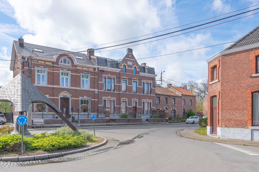 BASSENGE Glons - Rue Lulay 8. Monumentale én duurzaam gerenoveerde herenwoning in het centrum van Glons. 3 slaapkamers, 1 badkamer en 249m2 woonopp. - EPC: 184 kWh/m2 - Stedenb. inl. in aanvraag. - P: - -