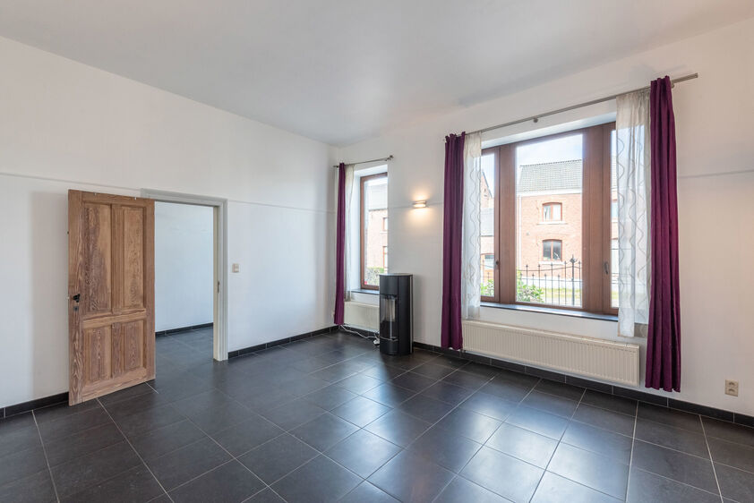 BASSENGE Glons - Rue Lulay 8. Monumentale én duurzaam gerenoveerde herenwoning in het centrum van Glons. 3 slaapkamers, 1 badkamer en 249m2 woonopp. - EPC: 184 kWh/m2 - Stedenb. inl. in aanvraag. - P: - -