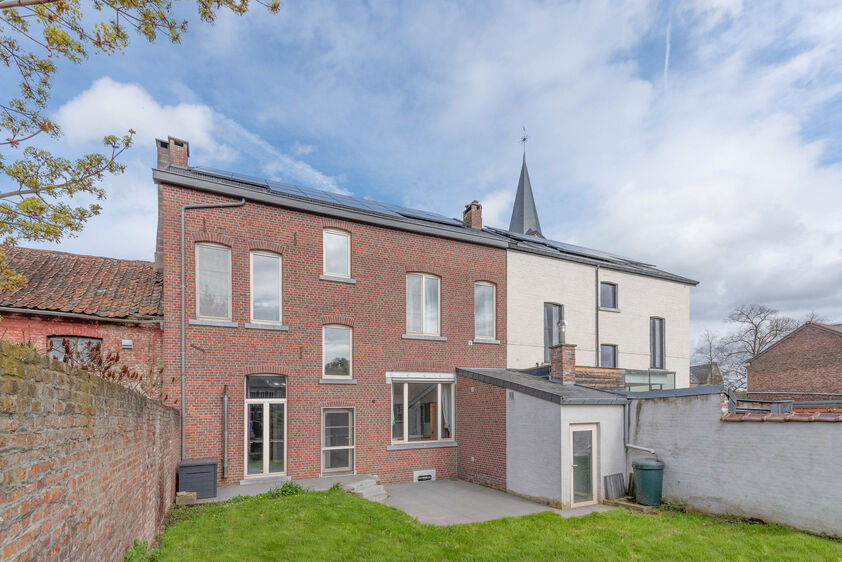 BASSENGE Glons - Rue Lulay 8. Monumentale én duurzaam gerenoveerde herenwoning in het centrum van Glons. 3 slaapkamers, 1 badkamer en 249m2 woonopp. - EPC: 184 kWh/m2 - Stedenb. inl. in aanvraag. - P: - -