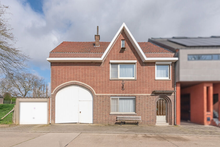 RIEMST - LAFELT Iers Kruisstraat 62. Royale hoeve gelegen op een voortreffelijke locatie met 3 slpk, binnenplaats en achtergelegen weide. Woonopp: 177m2. Perceelopp: 1753m2 - EPC: 649 kWh/m2 - Wg, Gvg, gmo, Gvk, Gvv. - P: A G: A. Vraagprijs: €275.000 k.