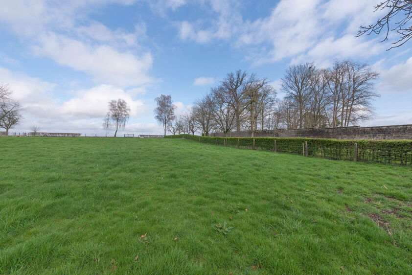 RIEMST - LAFELT Iers Kruisstraat 62. Royale hoeve gelegen op een voortreffelijke locatie met 3 slpk, binnenplaats en achtergelegen weide. Woonopp: 177m2. Perceelopp: 1753m2 - EPC: 649 kWh/m2 - Wg, Gvg, gmo, Gvk, Gvv. - P: A G: A. Vraagprijs: €275.000 k.