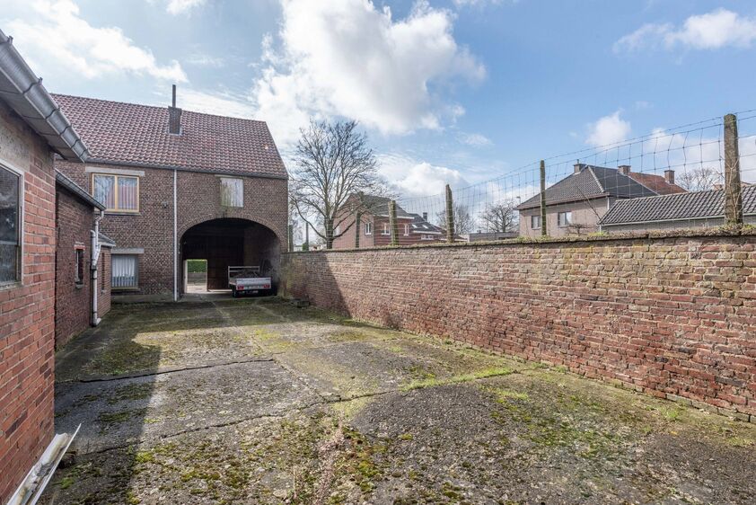 RIEMST - LAFELT Iers Kruisstraat 62. Royale hoeve gelegen op een voortreffelijke locatie met 3 slpk, binnenplaats en achtergelegen weide. Woonopp: 177m2. Perceelopp: 1753m2 - EPC: 649 kWh/m2 - Wg, Gvg, gmo, Gvk, Gvv. - P: A G: A. Vraagprijs: €275.000 k.