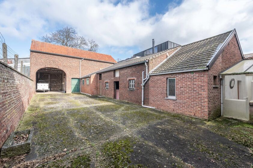 RIEMST - LAFELT Iers Kruisstraat 62. Royale hoeve gelegen op een voortreffelijke locatie met 3 slpk, binnenplaats en achtergelegen weide. Woonopp: 177m2. Perceelopp: 1753m2 - EPC: 649 kWh/m2 - Wg, Gvg, gmo, Gvk, Gvv. - P: A G: A. Vraagprijs: €275.000 k.