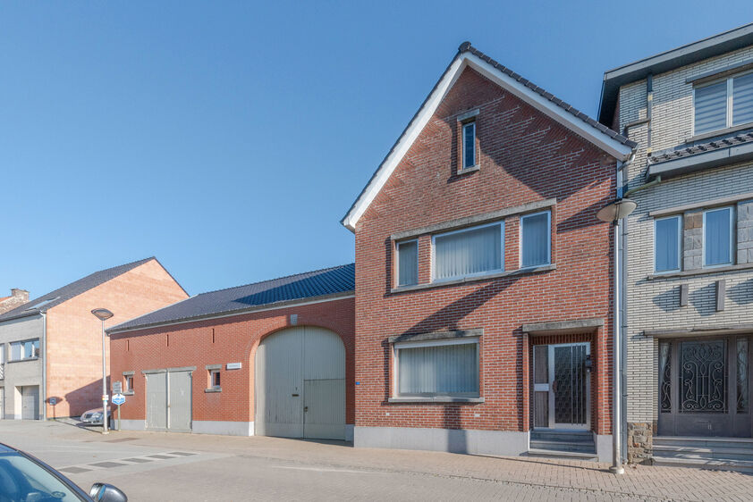 RIEMST - VLIJTINGEN Smisstraat 2. Charmante, te renoveren vierkantshoeve van in totaal 700m2 met 2 garages en bijkomende stallen op een perceel van 12a00ca. - EPC: 744 kWh/m2. - Wg, Gvg, Gmo, Gvk, Gvv. - P: C, G: C. Vraagprijs: 349.000 k.k.