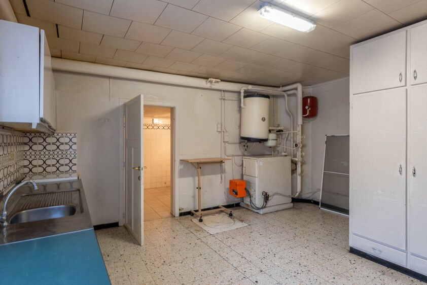 RIEMST - VLIJTINGEN Smisstraat 2. Charmante, te renoveren vierkantshoeve van in totaal 700m2 met 2 garages en bijkomende stallen op een perceel van 12a00ca. - EPC: 744 kWh/m2. - Wg, Gvg, Gmo, Gvk, Gvv. - P: C, G: C. Vraagprijs: 349.000 k.k.