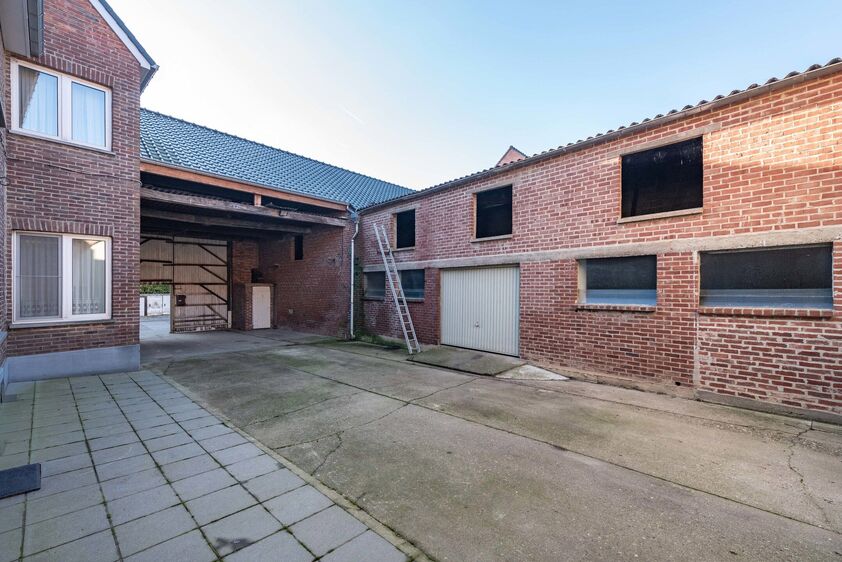 RIEMST - VLIJTINGEN Smisstraat 2. Charmante, te renoveren vierkantshoeve van in totaal 700m2 met 2 garages en bijkomende stallen op een perceel van 12a00ca. - EPC: 744 kWh/m2. - Wg, Gvg, Gmo, Gvk, Gvv. - P: C, G: C. Vraagprijs: 349.000 k.k.