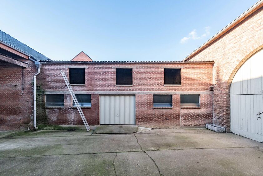 RIEMST - VLIJTINGEN Smisstraat 2. Charmante, te renoveren vierkantshoeve van in totaal 700m2 met 2 garages en bijkomende stallen op een perceel van 12a00ca. - EPC: 744 kWh/m2. - Wg, Gvg, Gmo, Gvk, Gvv. - P: C, G: C. Vraagprijs: 349.000 k.k.