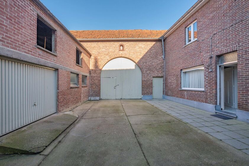 RIEMST - VLIJTINGEN Smisstraat 2. Charmante, te renoveren vierkantshoeve van in totaal 700m2 met 2 garages en bijkomende stallen op een perceel van 12a00ca. - EPC: 744 kWh/m2. - Wg, Gvg, Gmo, Gvk, Gvv. - P: C, G: C. Vraagprijs: 349.000 k.k.