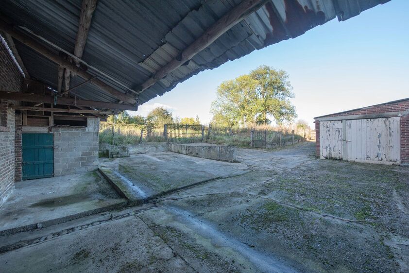 RIEMST - VLIJTINGEN Smisstraat 2. Charmante, te renoveren vierkantshoeve van in totaal 700m2 met 2 garages en bijkomende stallen op een perceel van 12a00ca. - EPC: 744 kWh/m2. - Wg, Gvg, Gmo, Gvk, Gvv. - P: C, G: C. Vraagprijs: 349.000 k.k.