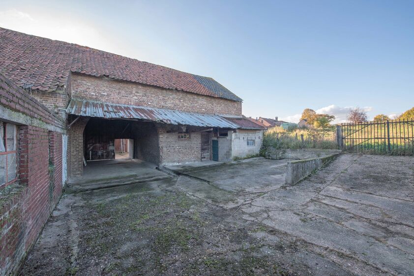 RIEMST - VLIJTINGEN Smisstraat 2. Charmante, te renoveren vierkantshoeve van in totaal 700m2 met 2 garages en bijkomende stallen op een perceel van 12a00ca. - EPC: 744 kWh/m2. - Wg, Gvg, Gmo, Gvk, Gvv. - P: C, G: C. Vraagprijs: 349.000 k.k.