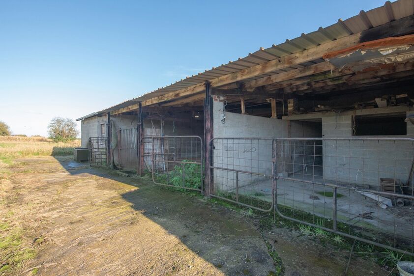 RIEMST - VLIJTINGEN Smisstraat 2. Charmante, te renoveren vierkantshoeve van in totaal 700m2 met 2 garages en bijkomende stallen op een perceel van 12a00ca. - EPC: 744 kWh/m2. - Wg, Gvg, Gmo, Gvk, Gvv. - P: C, G: C. Vraagprijs: 349.000 k.k.