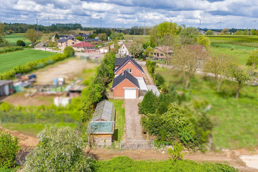 MAASMECHELEN - UIKHOVEN Langeweidestraat 55. Riant woonhuis met een totale oppervlakte van 220m2, gelegen op zonrijk perceel van 15a34ca. 3 slaapkamers, ruime garage. - EPC: 397 kWh/m2 - Wg, Gvg, Gmo, Gvk, Gvv - P: A, G: A. Vraagprijs: 375.000 k.k.