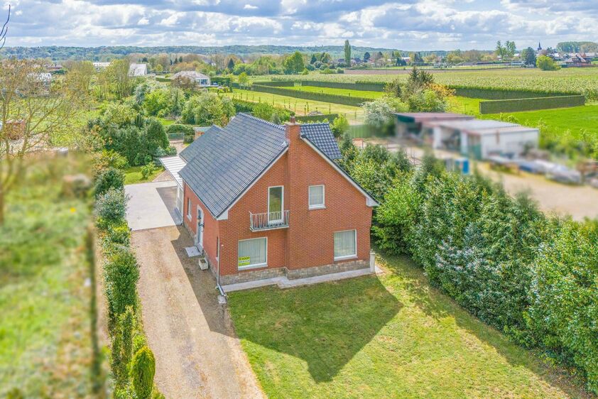 MAASMECHELEN - UIKHOVEN Langeweidestraat 55. Riant woonhuis met een totale oppervlakte van 220m2, gelegen op zonrijk perceel van 15a34ca. 3 slaapkamers, ruime garage. - EPC: 397 kWh/m2 - Wg, Gvg, Gmo, Gvk, Gvv - P: A, G: A. Vraagprijs: 375.000 k.k.