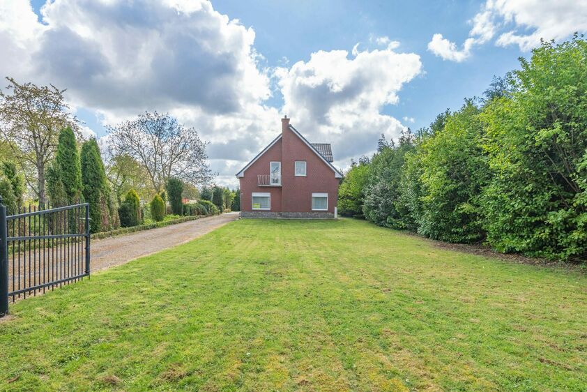 MAASMECHELEN - UIKHOVEN Langeweidestraat 55. Riant woonhuis met een totale oppervlakte van 220m2, gelegen op zonrijk perceel van 15a34ca. 3 slaapkamers, ruime garage. - EPC: 397 kWh/m2 - Wg, Gvg, Gmo, Gvk, Gvv - P: A, G: A. Vraagprijs: 375.000 k.k.