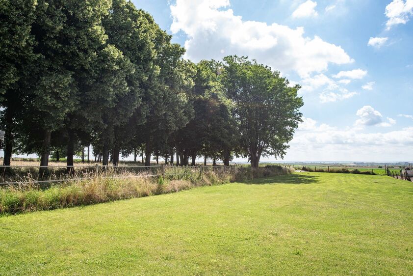 RIEMST - ZICHEN-ZUSSEN-BOLDER Sint-Genovevastraat 40. Gelijkvloerse gezinswoning op 17a42ca, bijzonder rustig gelegen met een uniek uitzicht over omliggende weidelandschap. Bieden vanaf €380.000 k.k.  - EPC: 318 kWh/m2 - Gvg, Wg, Gmo, Gvk, Gvv. Vraagpri