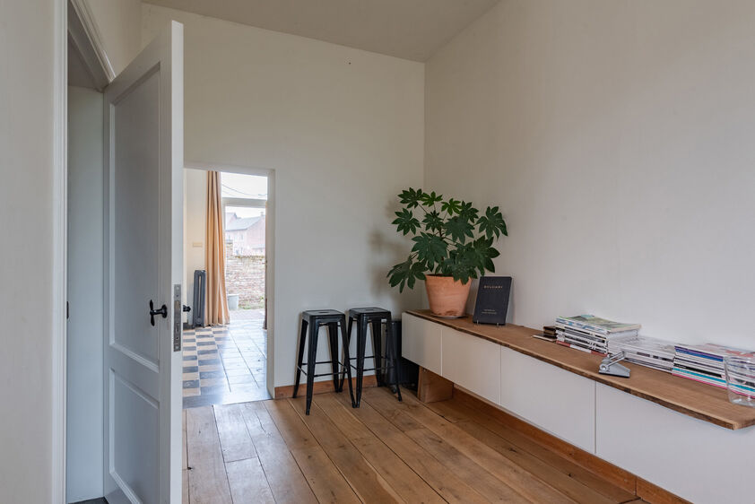 RIEMST - MILLEN Kromstraat 21. Stijlvol gerenoveerde gezinswoning met 3 slaapkamers en 162m2 woonopp. boordevol authentieke charme. - EPC: 159 kWh/m2 - Wg, Gvg, Gmo, Gvk, Gvv. - P: C, G: C. Vraagprijs: € 399.000 k.k.