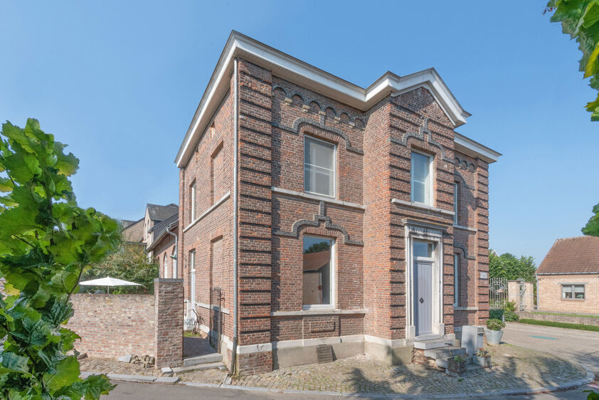 RIEMST - MILLEN Kromstraat 21. Stijlvol gerenoveerde gezinswoning met 3 slaapkamers en 162m2 woonopp. boordevol authentieke charme. - EPC: 159 kWh/m2 - Wg, Gvg, Gmo, Gvk, Gvv. - P: C, G: C. Vraagprijs: € 399.000 k.k.